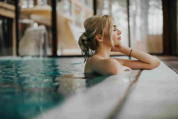 entspannte Frau im Pool
